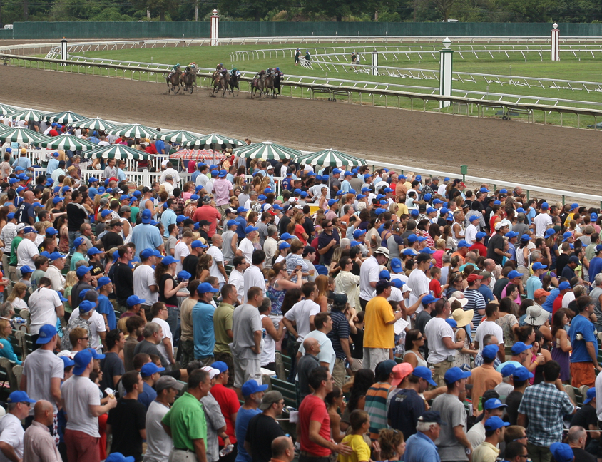 patrons viewing race